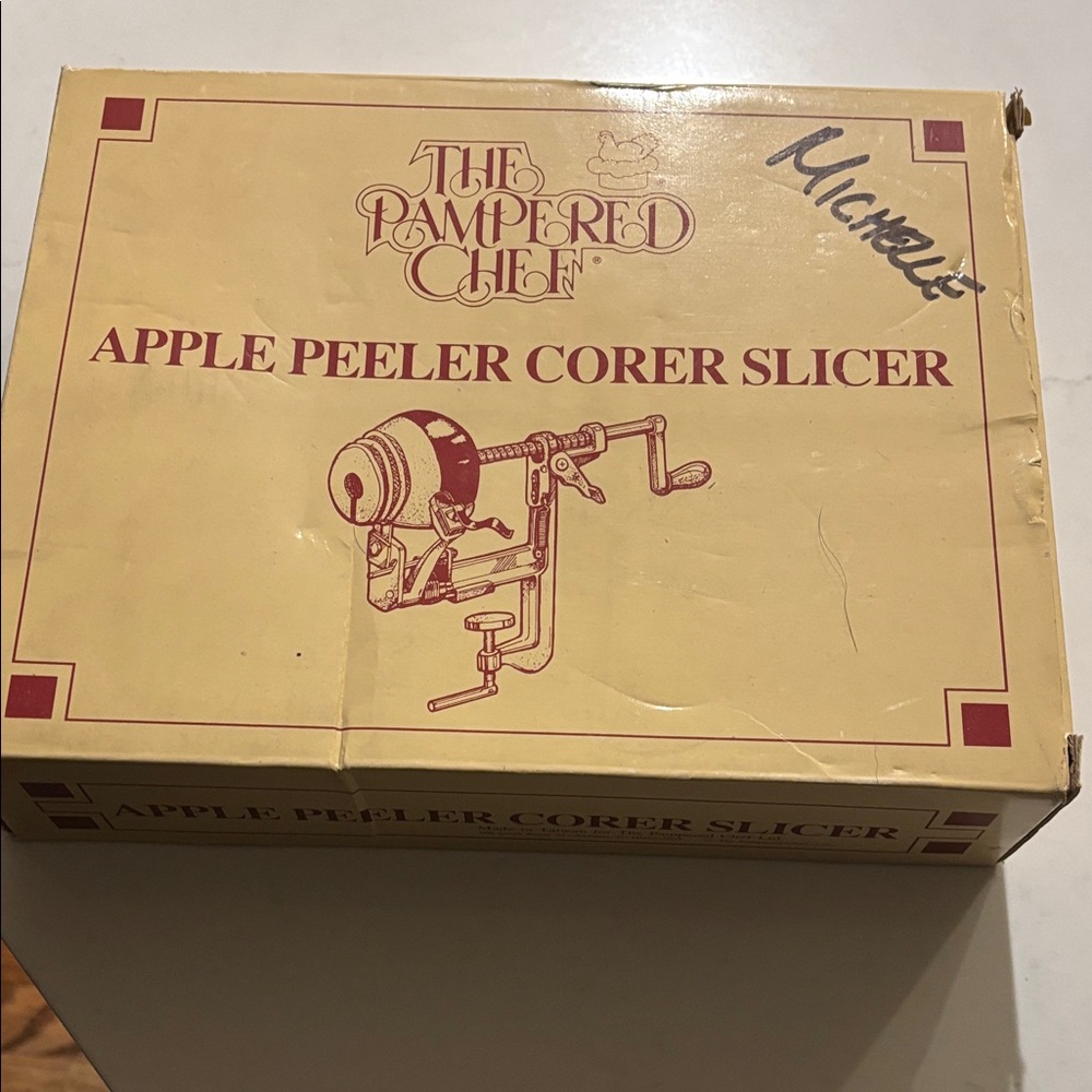 The Pampered Chef Vintage Apple Peeler in Cream and Red